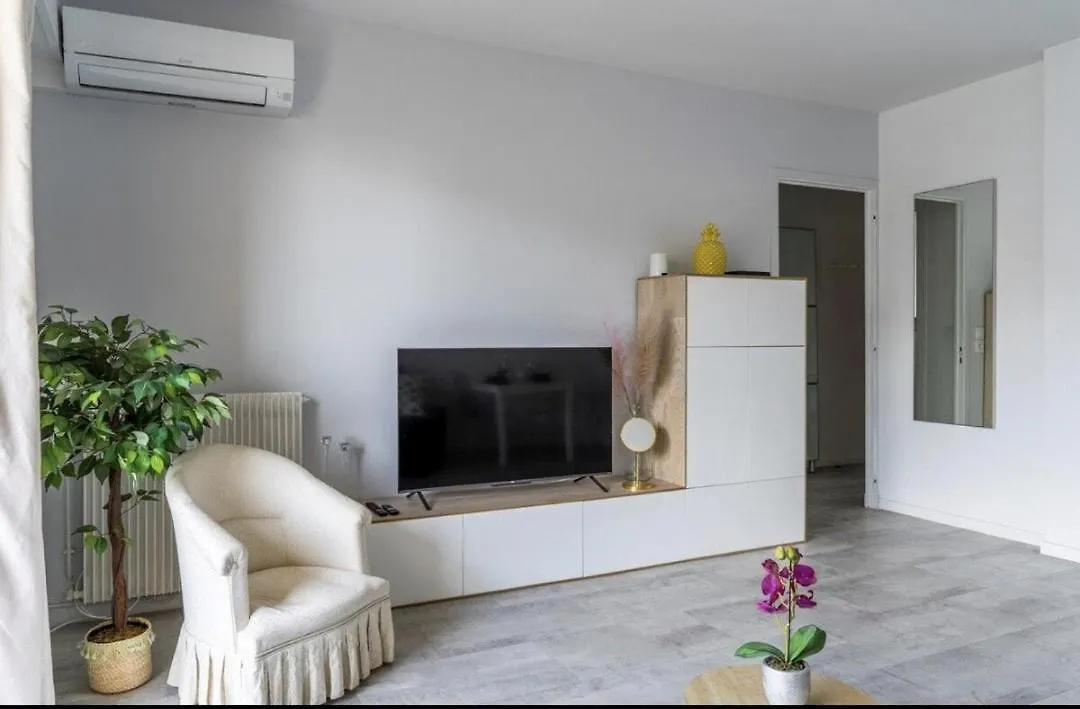 Grand Studio Vue Mer A Antibes Apartment
